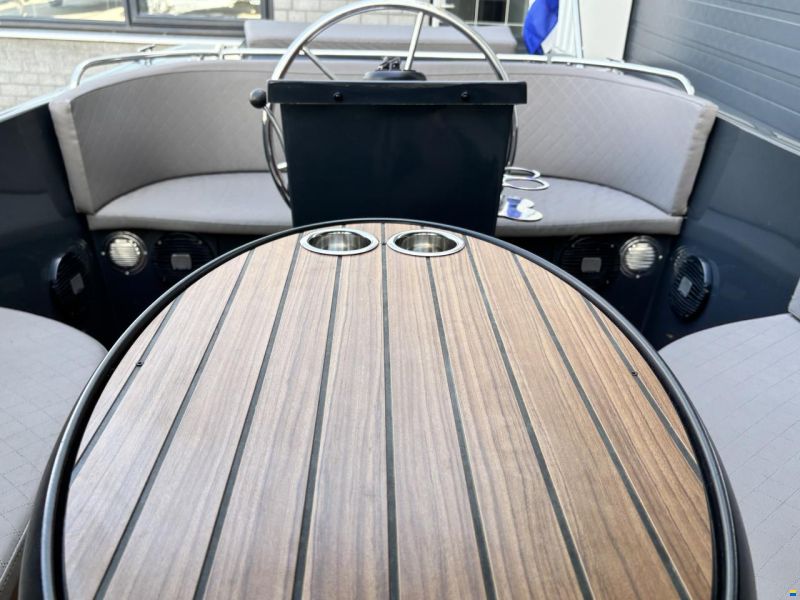 Admiral 570 Tender
