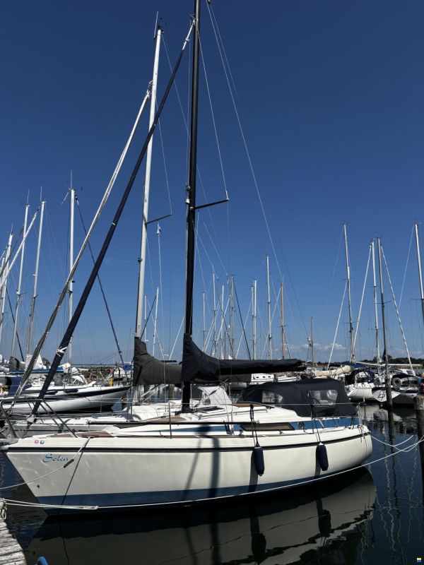 Bavaria 890