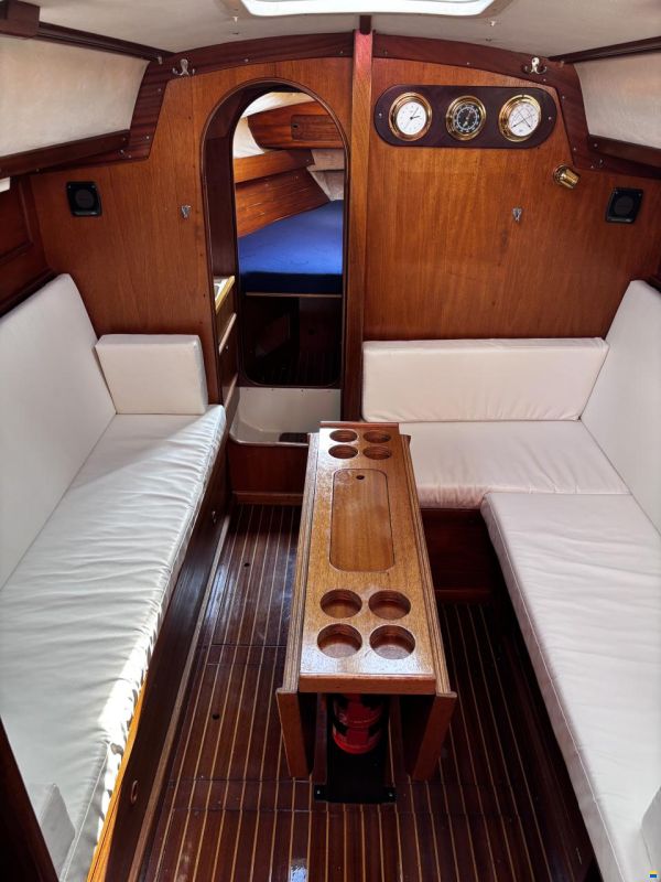 Bavaria 890