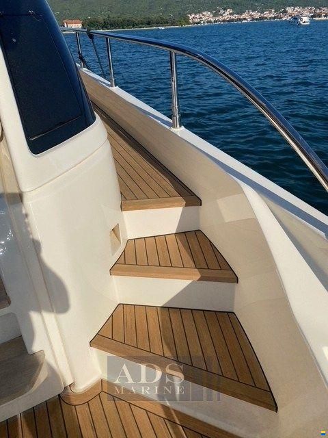 Ferretti 550