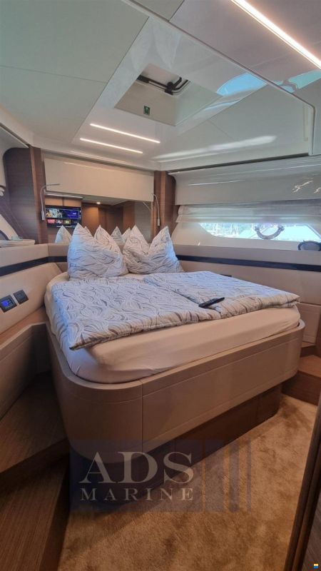 Ferretti 550