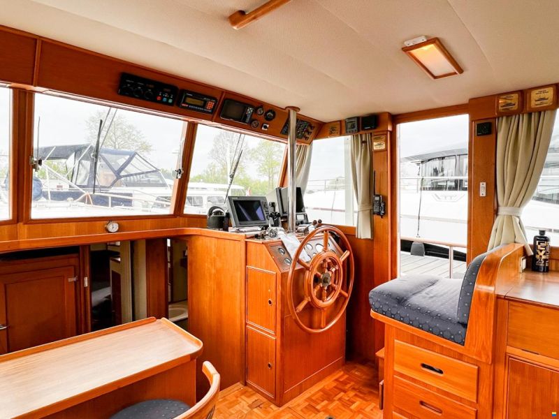 American Marine 42 Motoryacht