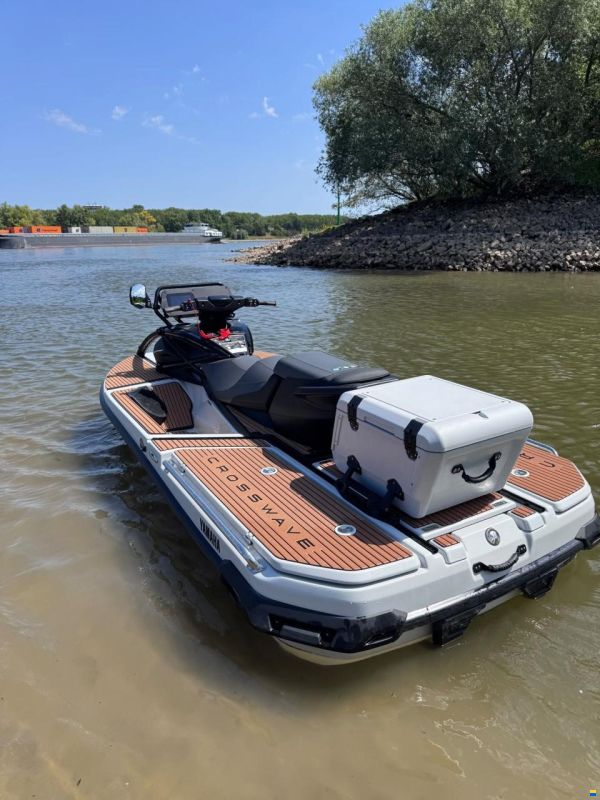 Yamaha WAVERUNNER CROSSWAVE