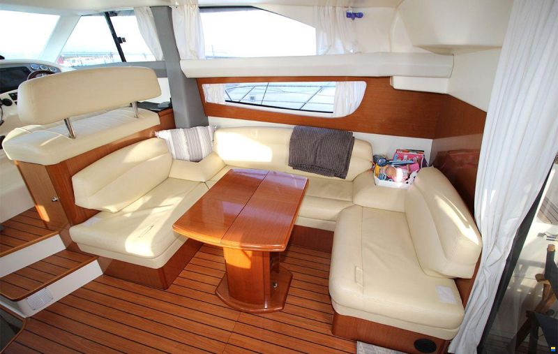 Prestige 42 Flybridge
