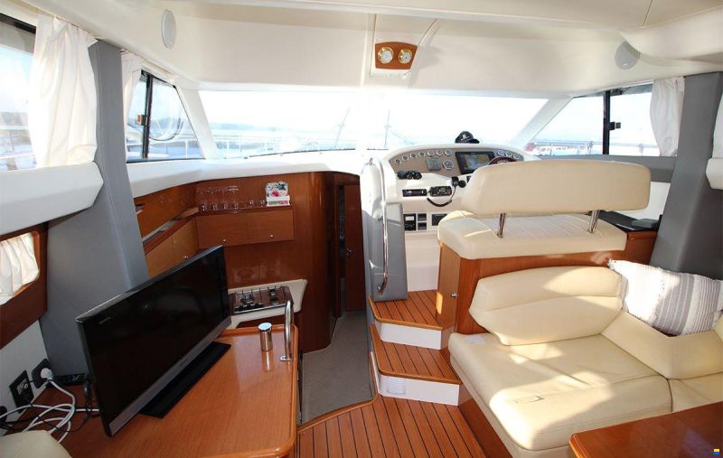 Prestige 42 Flybridge