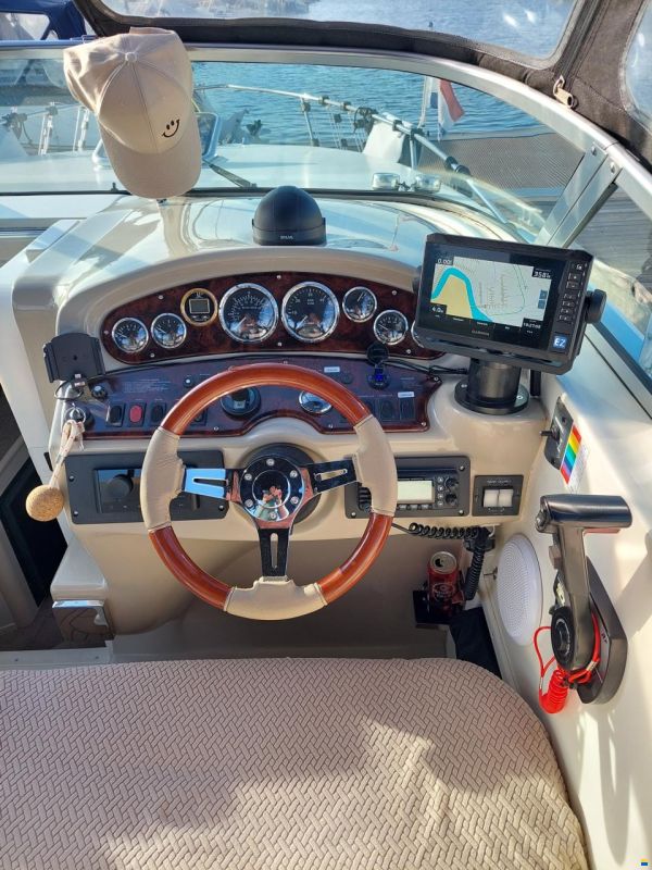 Rinker Fiesta Vee 242