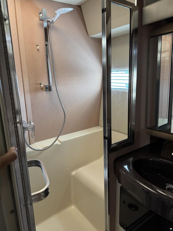 Bayliner Avantni 4285 Sunbridge