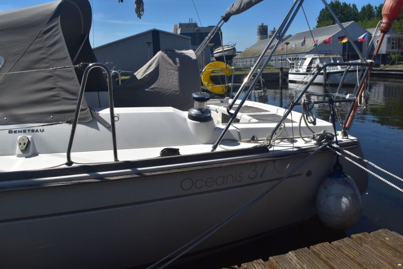 Beneteau Oceanis 37