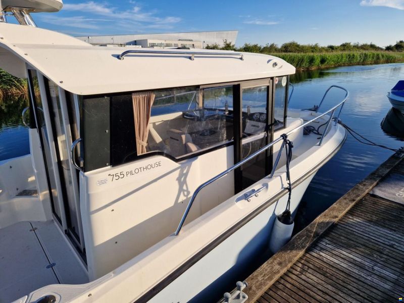 Quicksilver 755 pilothouse