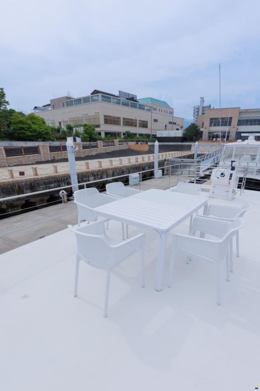 House Boat Japan 300