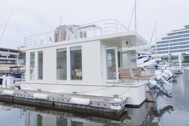 House Boat Japan 300