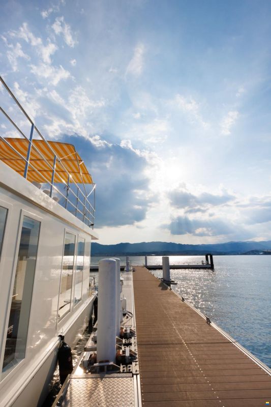 House Boat Japan 300