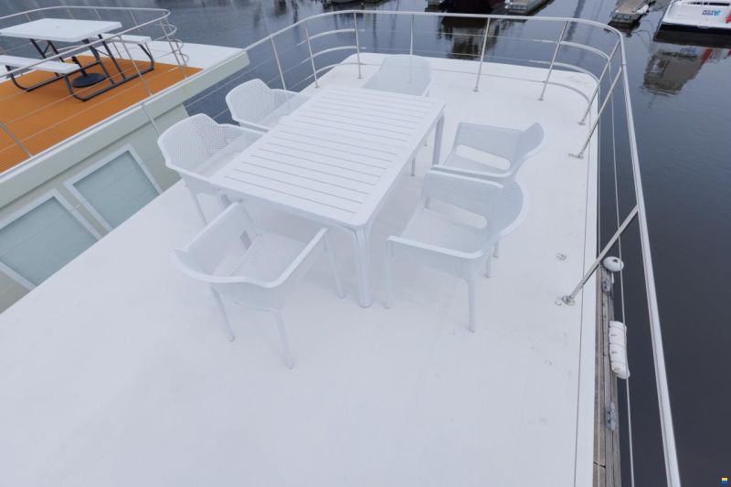House Boat Japan 300