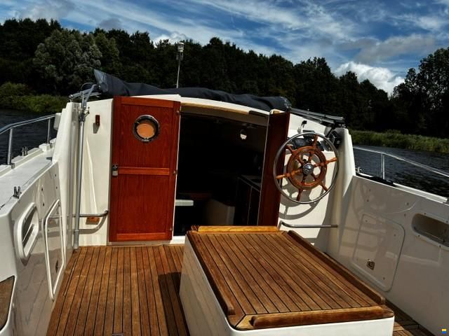 WeCo 825 Cabin