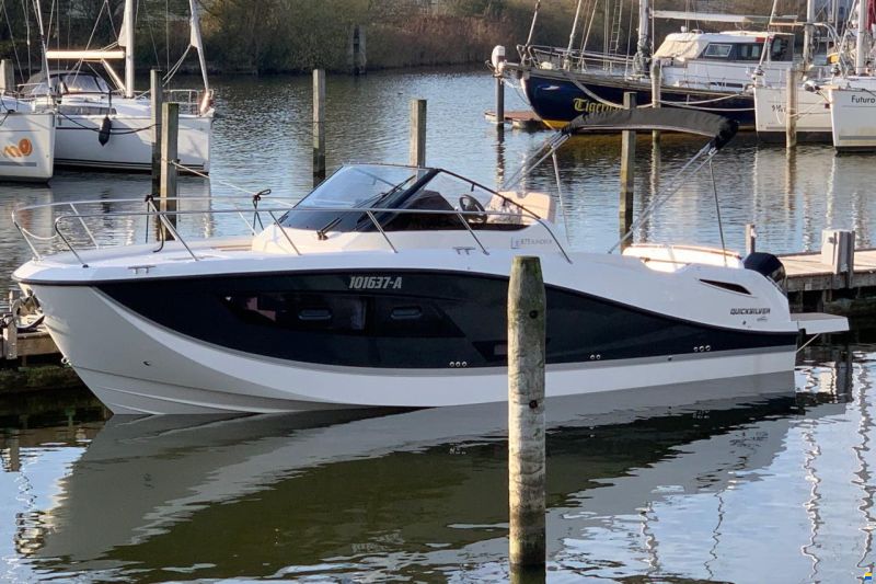 Quicksilver 875 Sundeck