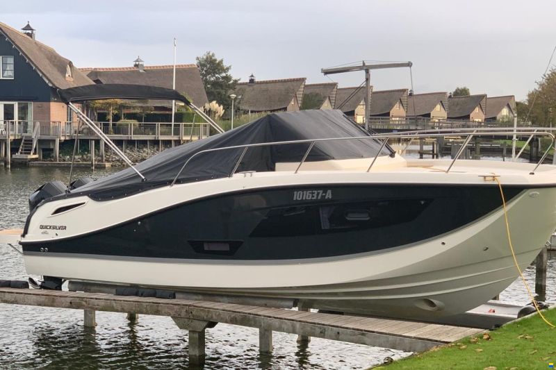 Quicksilver 875 Sundeck