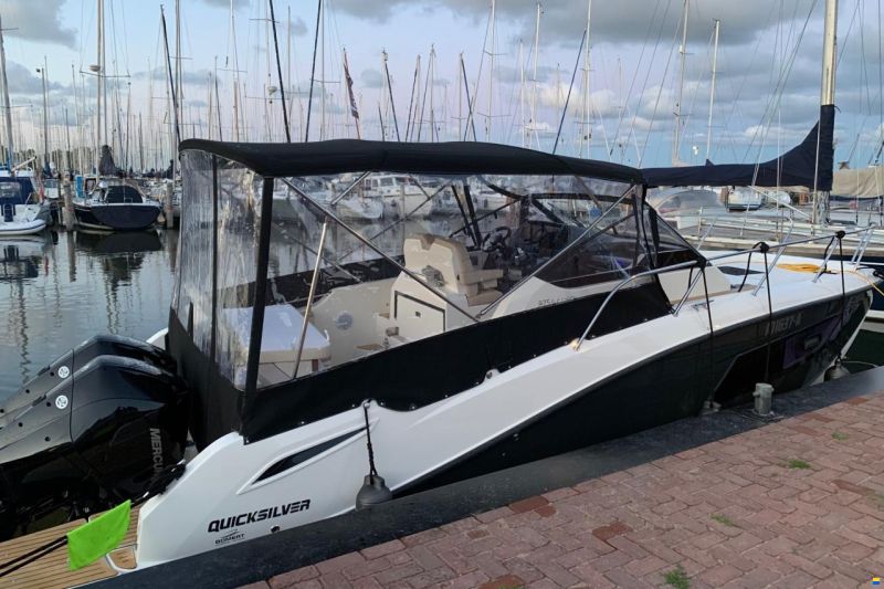 Quicksilver 875 Sundeck