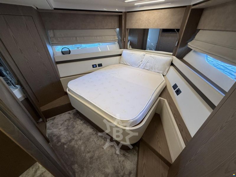 Ferretti 550
