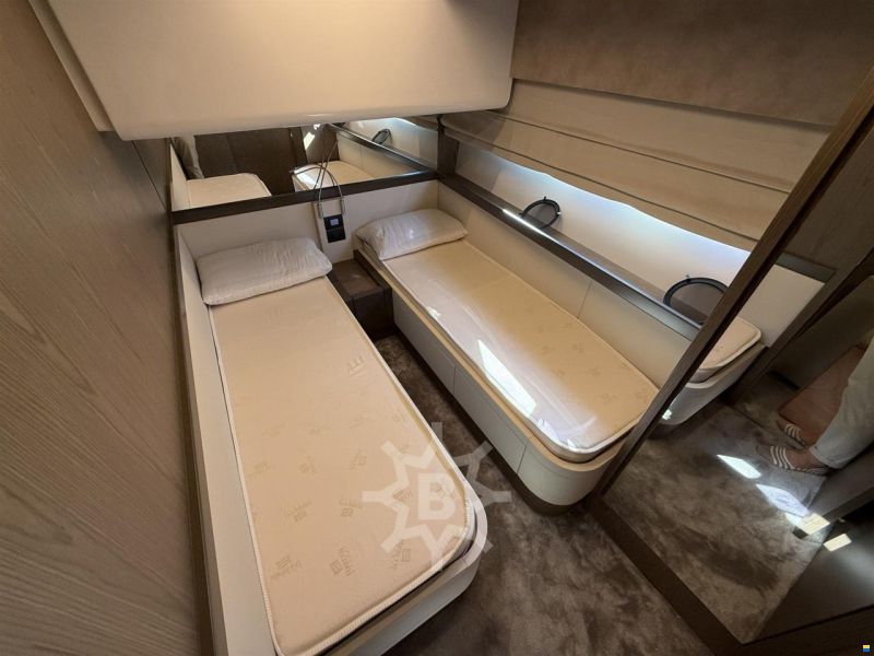 Ferretti 550