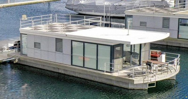 Floating 44-2