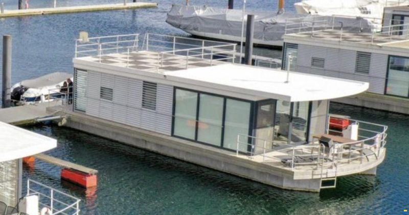 Floating 44-2