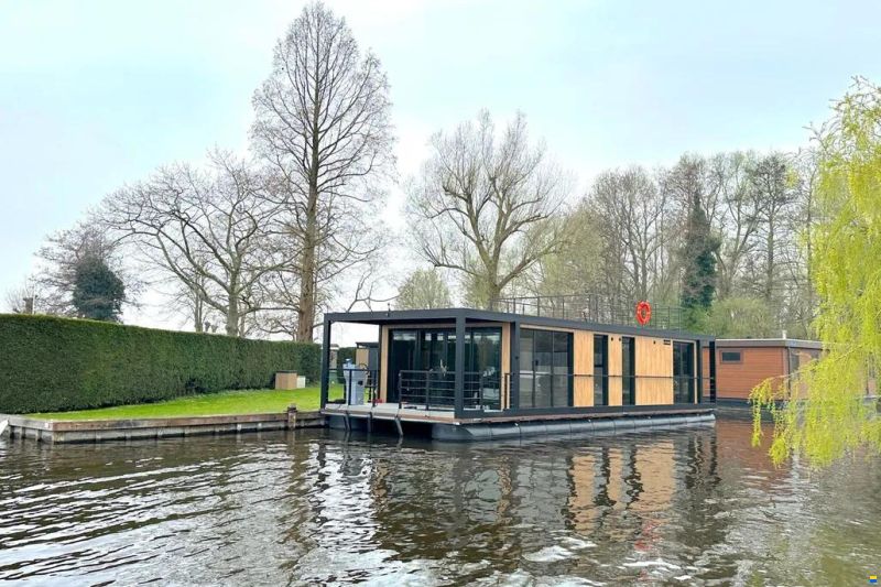 La Mare Modern 15 ProLine Houseboat