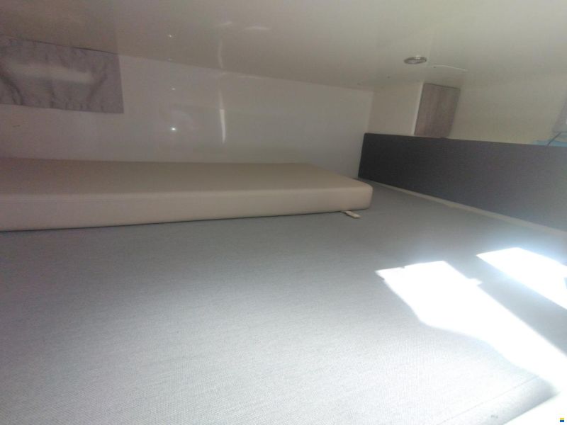 Quicksilver Activ 875 Sundeck