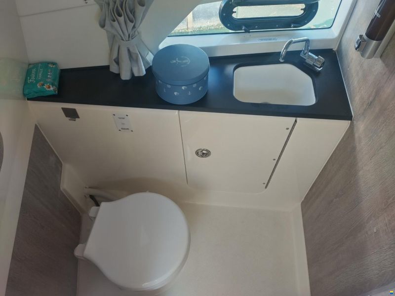 Quicksilver Activ 875 Sundeck