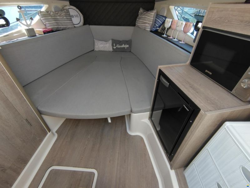 Quicksilver Activ 875 Sundeck