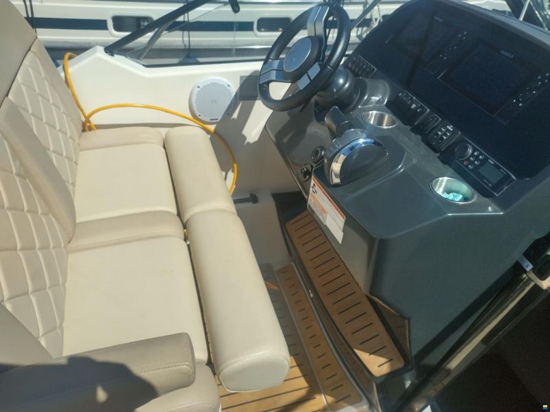 Quicksilver Activ 875 Sundeck