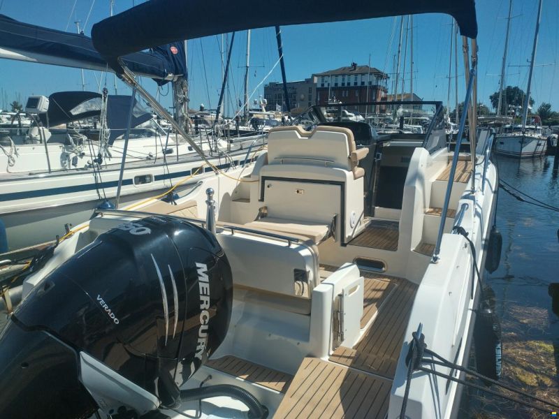 Quicksilver Activ 875 Sundeck