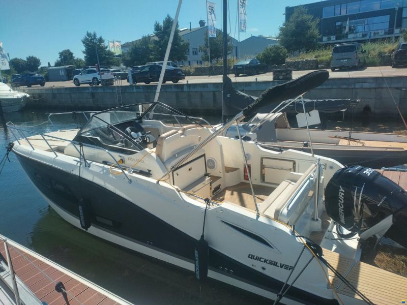 Quicksilver Activ 875 Sundeck