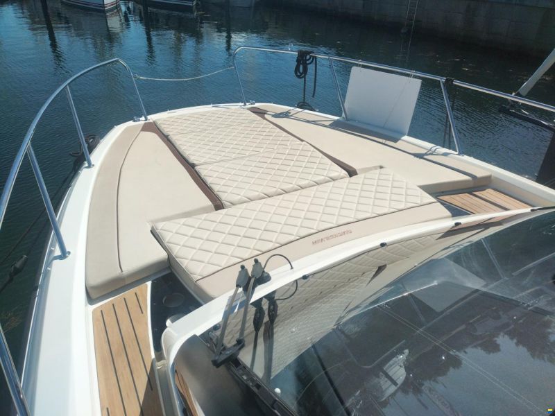 Quicksilver Activ 875 Sundeck