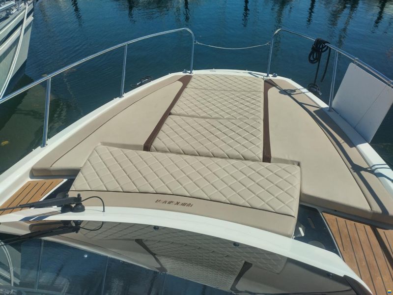 Quicksilver Activ 875 Sundeck