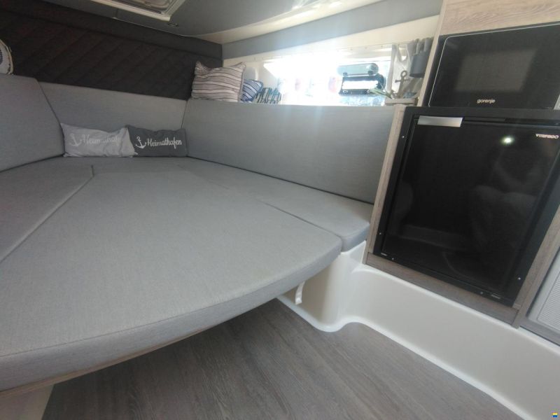 Quicksilver Activ 875 Sundeck