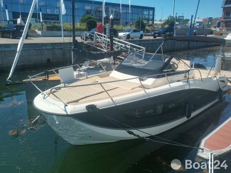 Quicksilver Activ 875 Sundeck