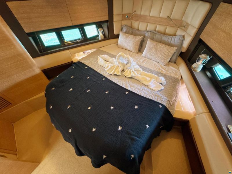 Azimut Flybridge 64