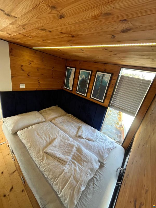 HT Houseboats HT10
