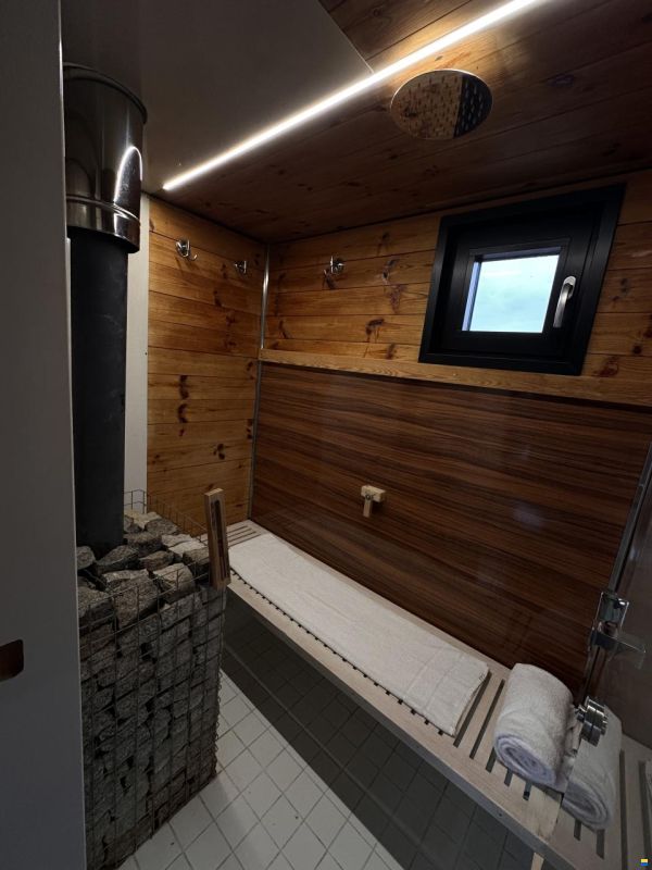 HT Houseboats HT10