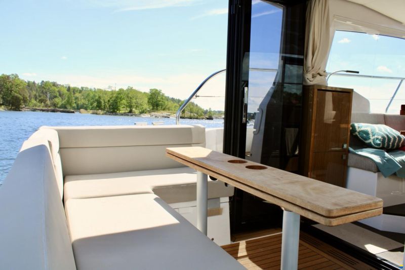 Sealine C335
