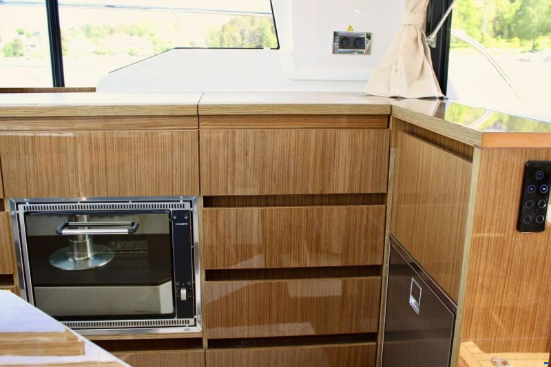 Sealine C335