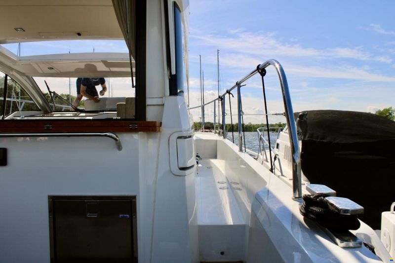 Sealine C335