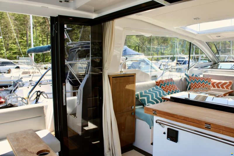 Sealine C335