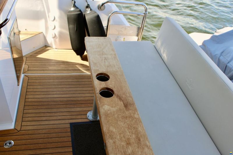 Sealine C335