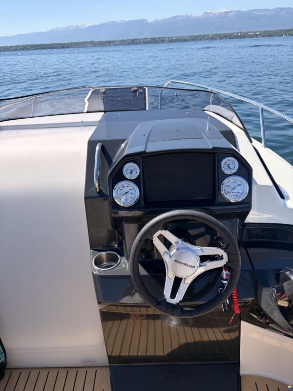 Quicksilver Activ 555 Cabin