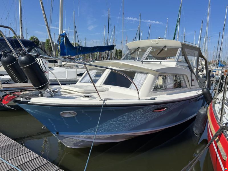 Bertram 25 Express Cruiser