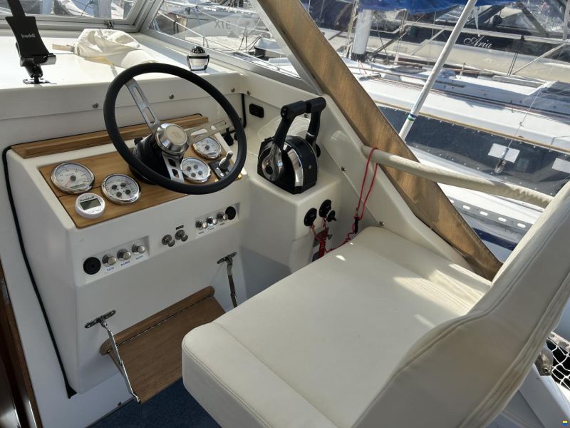 Bertram 25 Express Cruiser
