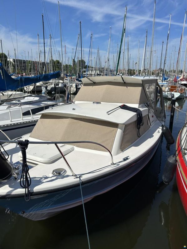 Bertram 25 Express Cruiser