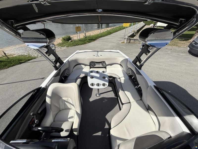Malibu Wakesetter VLX Corvette