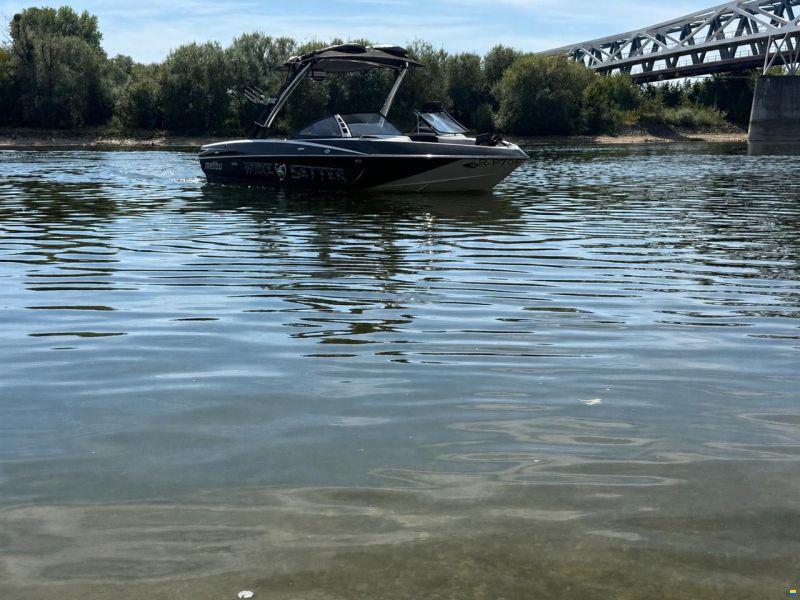 Malibu Wakesetter VLX Corvette